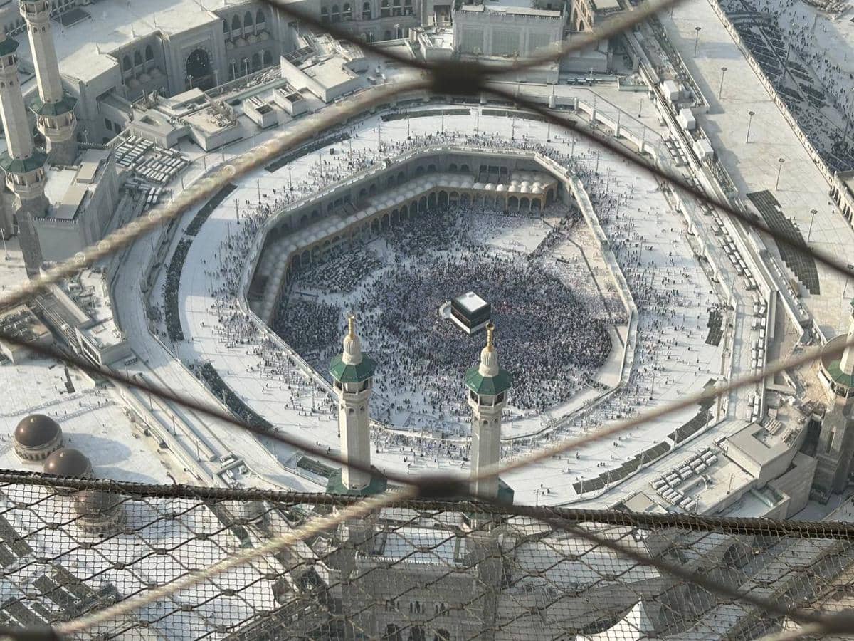 Pemandangan udara Masjidil Haram di Mekkah dengan ribuan jamaah mengelilingi Ka'bah di area tengah masjid yang luas.