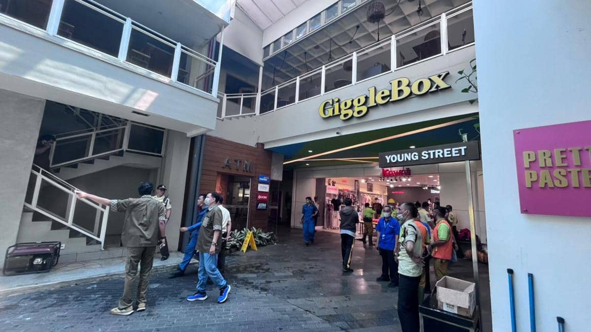 Sebuah Kafe di Cihampelas Walk Kebakaran