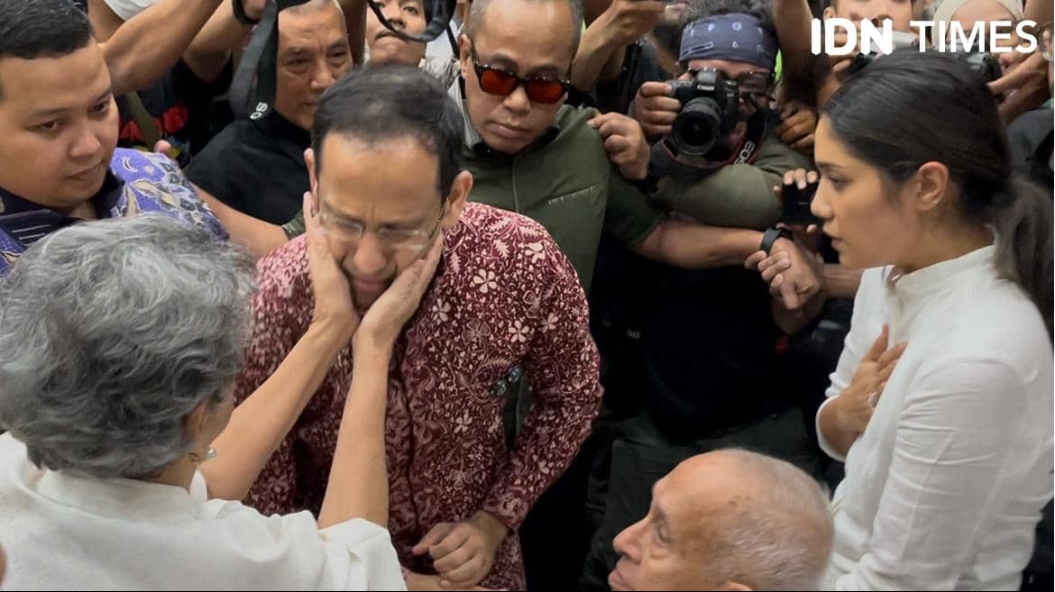 Momen Istri Nadiem Elus Dada saat Dengar Sang Suami Dituntut 18 Tahun 