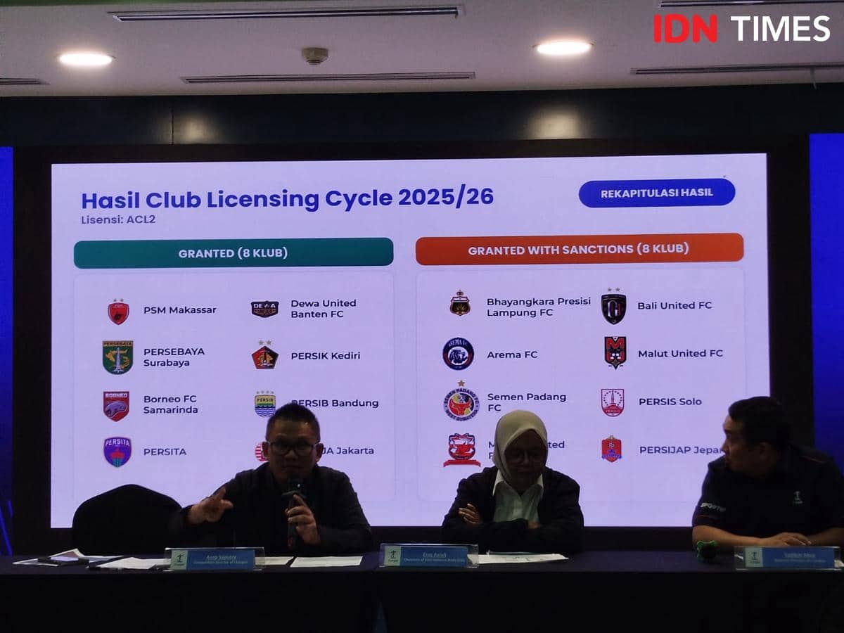 Tiga perwakilan duduk di meja konferensi pers membahas hasil Club Licensing Cycle 2025/26 dengan daftar klub di layar belakang.