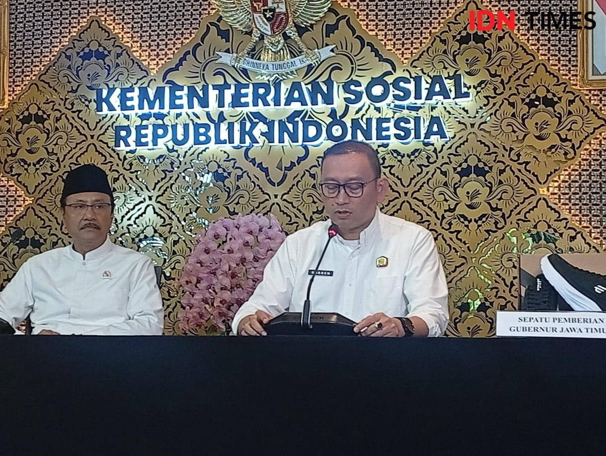 Mensos Syaifullah Yusuf gelar konpers pengadaan sepatu Sekolah Rakyat di Gedung Kemensos Rabu (13/5/2026). 