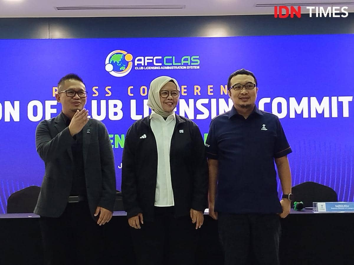 Tiga perwakilan berdiri di depan latar belakang biru bertuliskan AFC CLAS saat jumpa pers Club Licensing 2025/26 di kantor I.League.