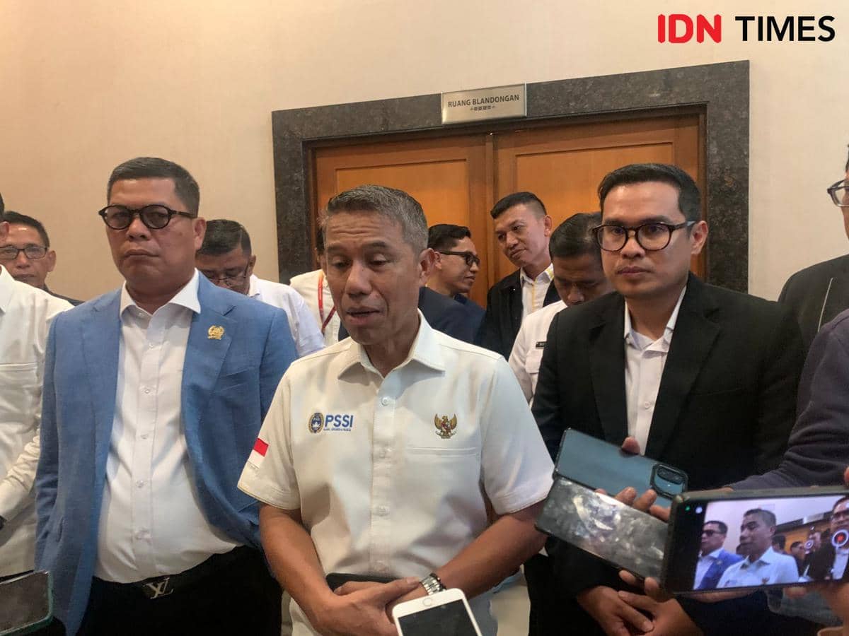 Beberapa pengurus Asprov PSSI Banten berdiri bersama saat kongres biasa membahas tahapan pemilihan ketua di sebuah ruangan.