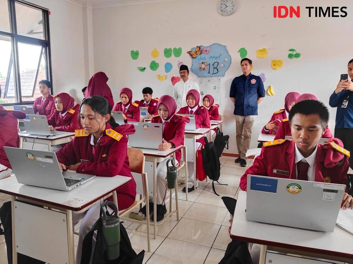 180 Murid Sekolah Rakyat Bekasi Dapat Empat Jenis Sepatu
