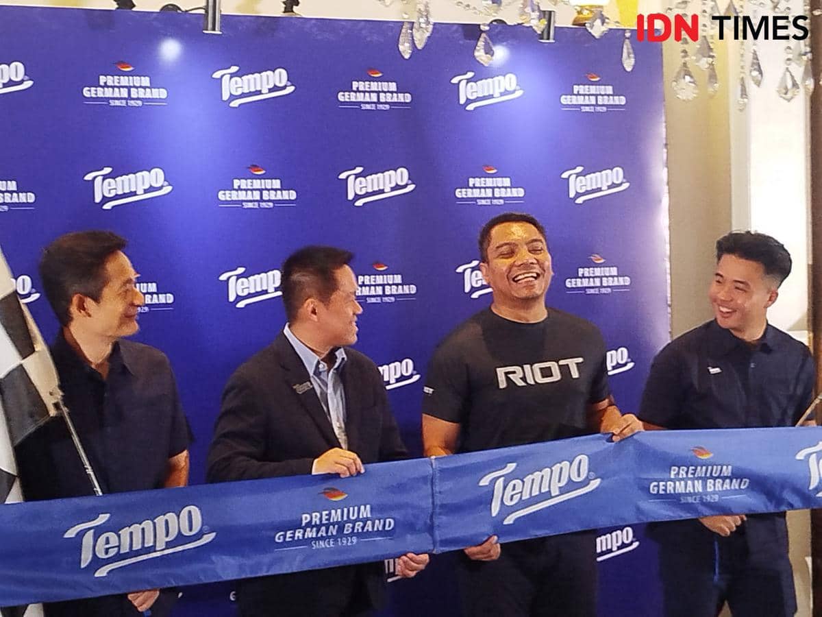 Empat pria tersenyum saat acara jumpa pers Tempo dengan latar belakang biru bertuliskan Tempo Premium German Brand.