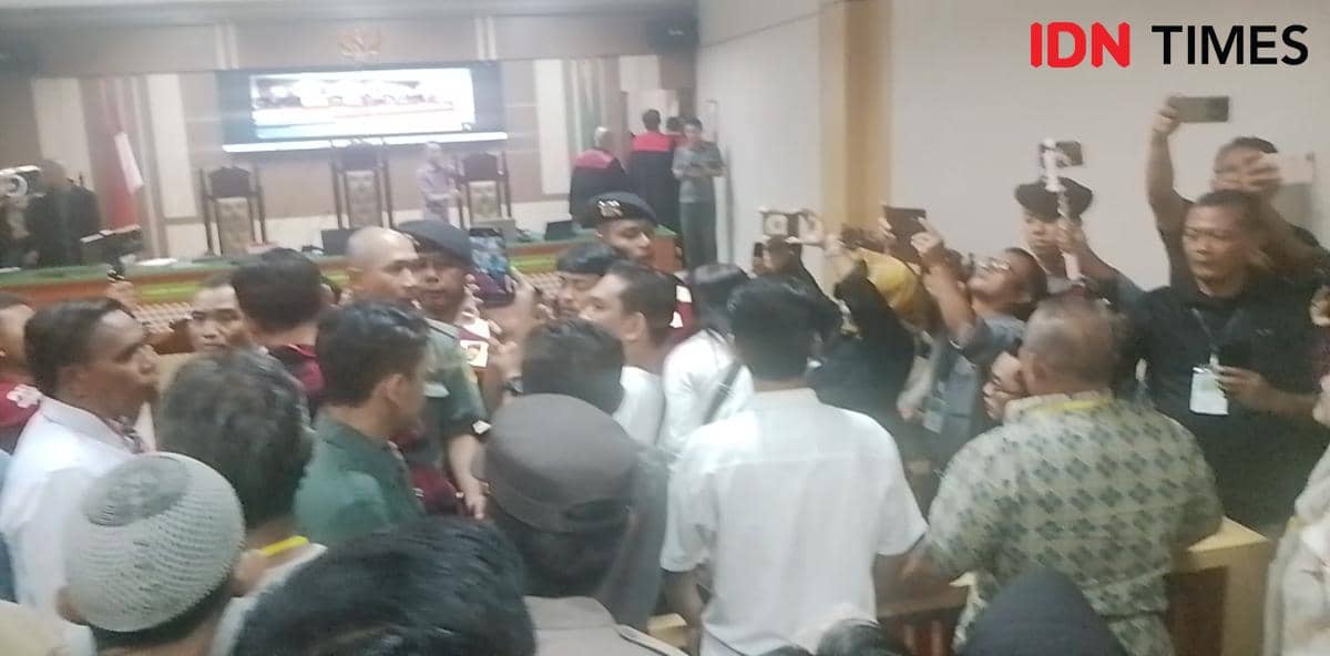 Sidang Pembunuhan Sekeluarga Indramayu Ricuh, Hakim Skors Sidang