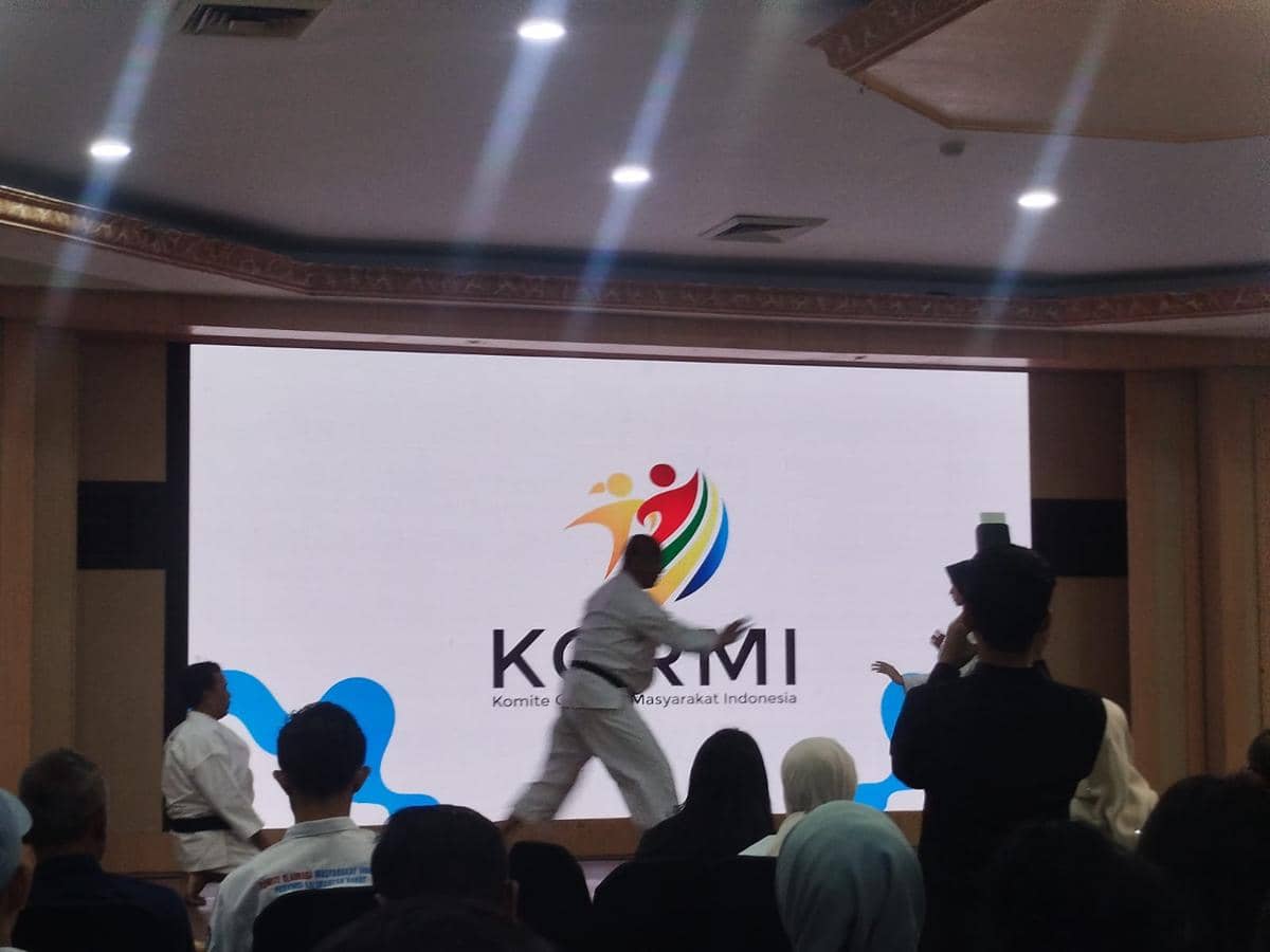 Peluncuran Gerakan Indonesia Aktif oleh KORMI dengan pertunjukan bela diri di depan layar besar bertuliskan Komite Olahraga Masyarakat Indonesia.
