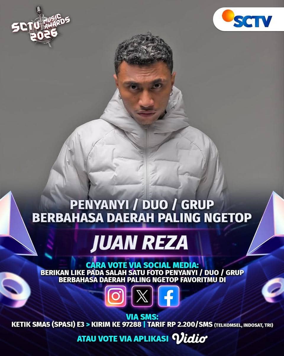 Seorang pria mengenakan jaket abu-abu berpose di depan latar abu-abu dengan logo SCTV Music Awards 2026 dan informasi nominasi penyanyi.