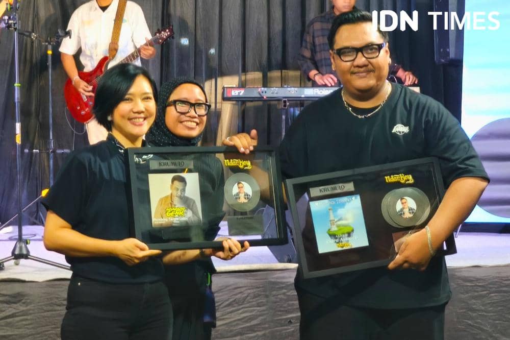 Potret Ndarboy Genk menerima penghargaan platinum di Markas Balker Baru, Kabupaten Bantul, Daerah Istimewa Yogyakarta, Selasa (12/5/2026)