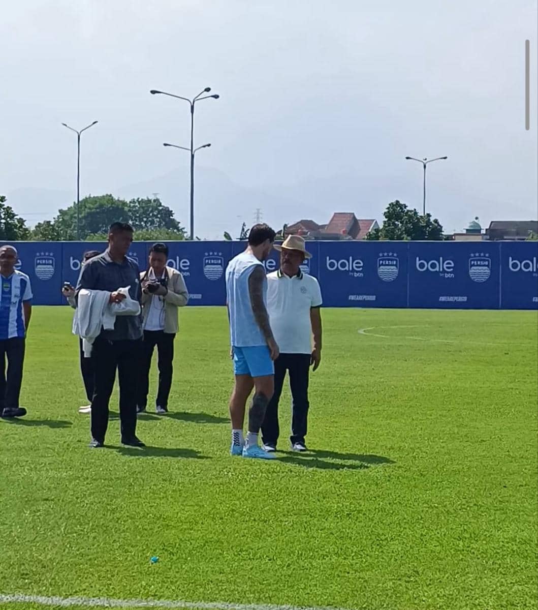 Umuh Muchtar Datang ke Latihan Pemain Suntik Mental Jelang Lawan PSM