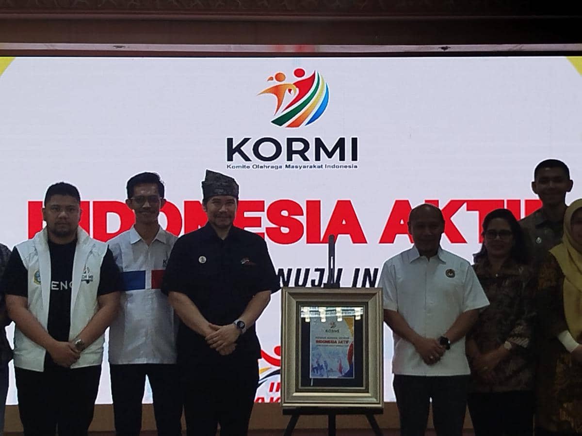 Sejumlah orang berpose di depan layar bertuliskan KORMI saat peluncuran Gerakan Indonesia Aktif di sebuah acara resmi.