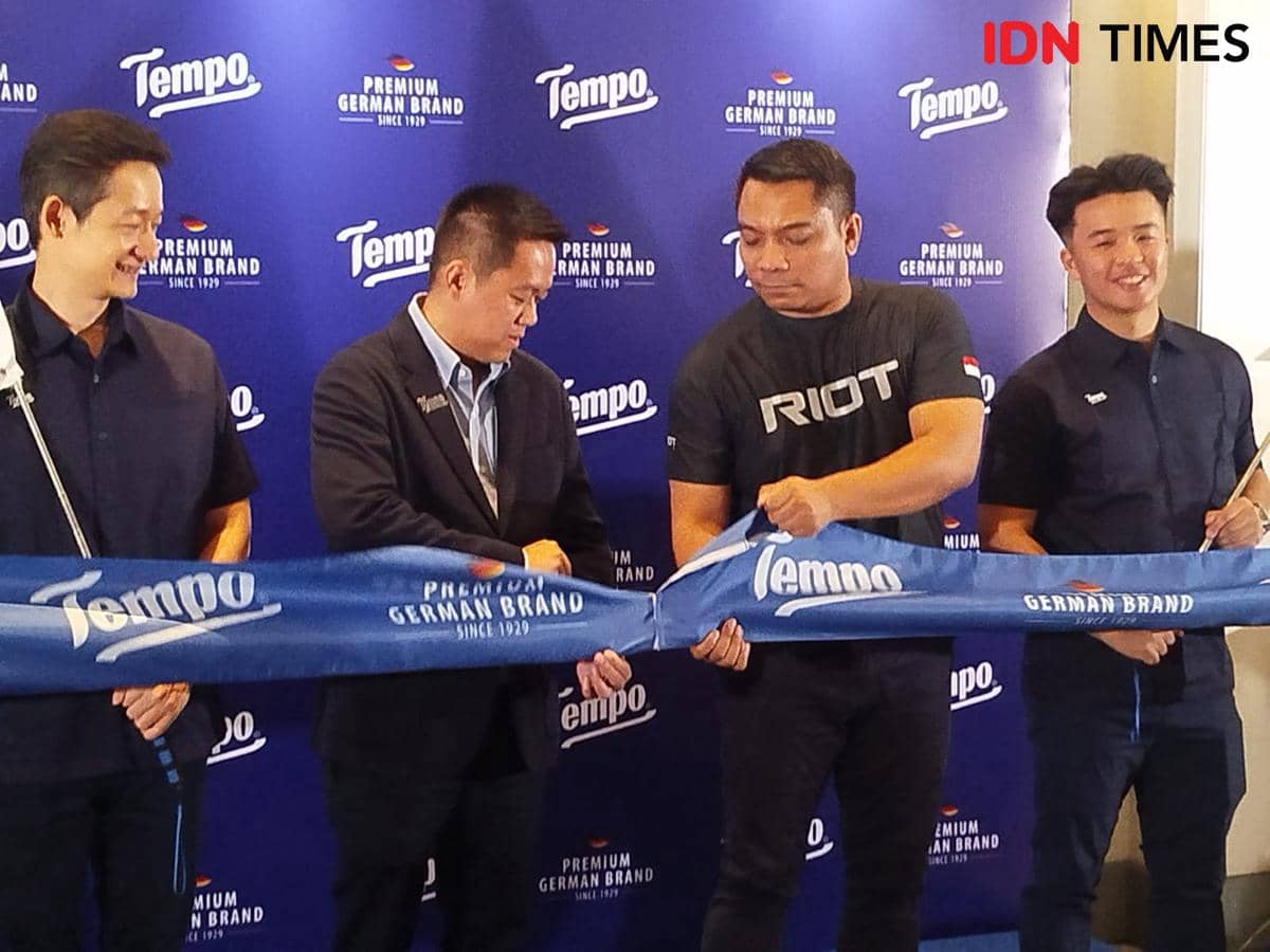 Beberapa pria berpose saat acara jumpa pers Tempo yang mengajak pelari berpartisipasi di Berlin Marathon 2026 dengan latar belakang biru bermerek Tempo.