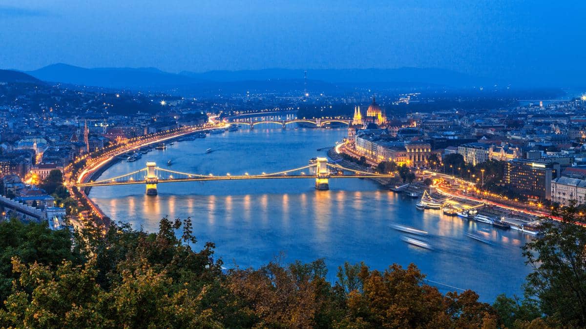 Jembatan Rantai Széchenyi menghubungkan wilayah Buda dan Pest.