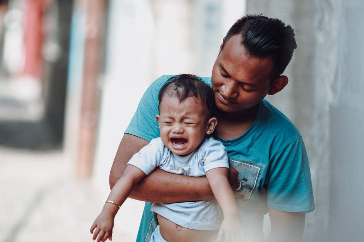 mengasuh anak