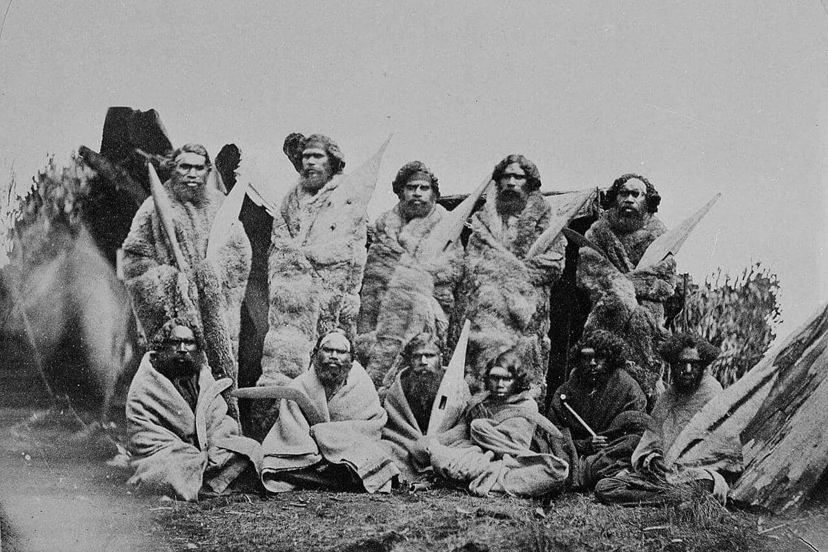 Sekelompok pria Aborigin mengenakan jubah dan selimut dari kulit possum pada tahun 1858 di Penshurst, di distrik barat Victoria.