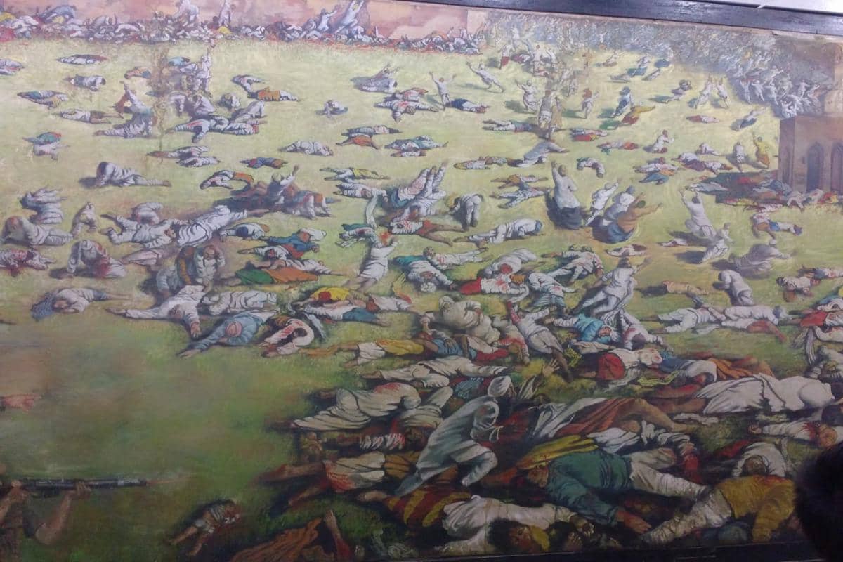 sebuah lukisan yang menggambarkan pembantaian Jallianwala Bagh
