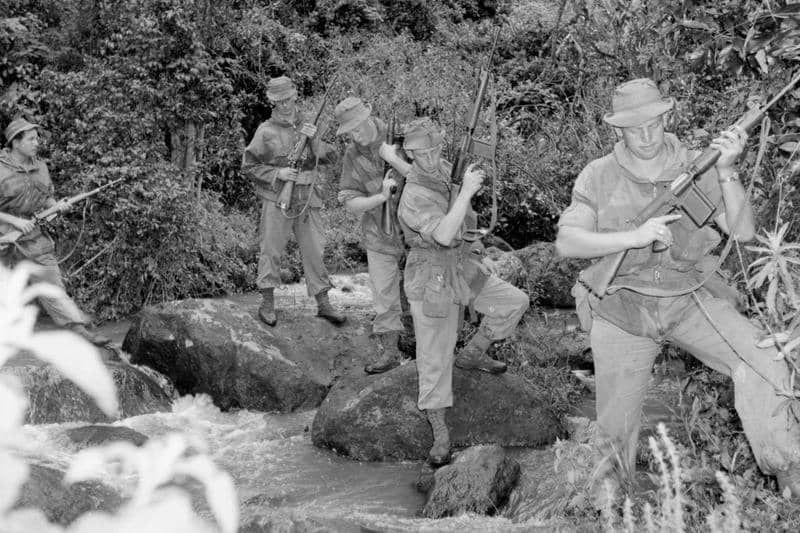 Patroli Angkatan Darat Inggris menyeberangi sungai selama pemberontakan Mau Mau.