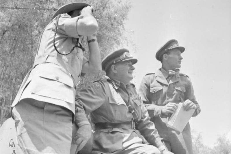 Letnan Jenderal Sir George Erskine, Panglima Tertinggi Afrika Timur (tengah), mengamati operasi melawan suku Mau Mau.