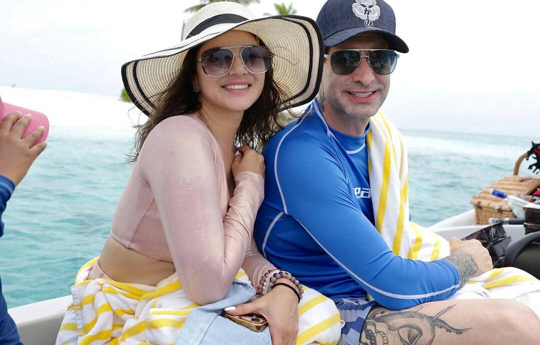 9 Potret Sunny Leone Liburan di Maldives Bareng Keluarga, Seru!