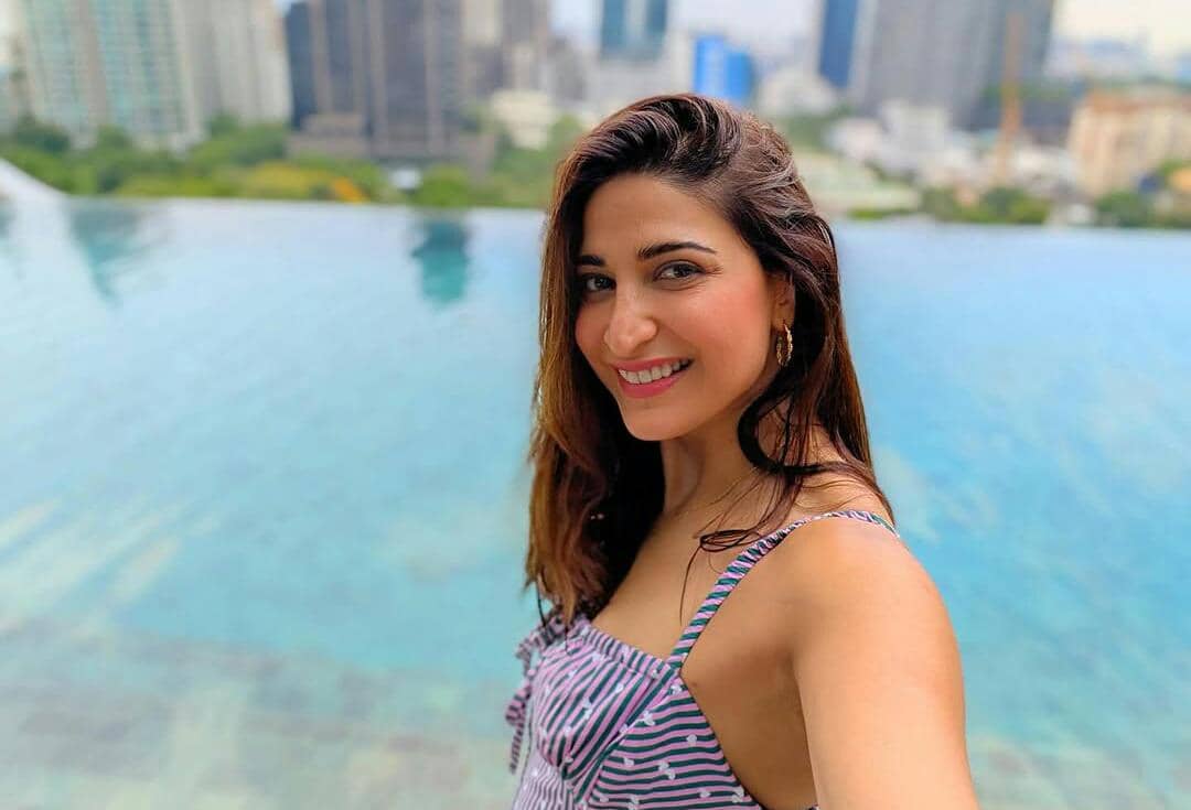 9 Potret Aahana Kumra Liburan di Bangkok, Main ke Song Wat