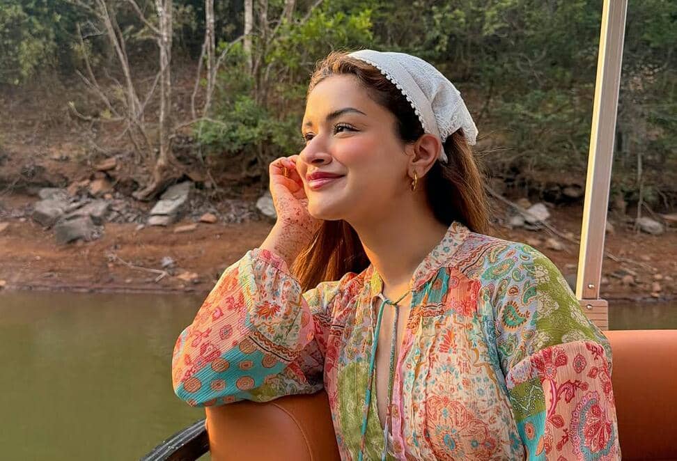 9 Potret Avneet Kaur Liburan di Lonavala, Sunsetnya Ciamik Abis!