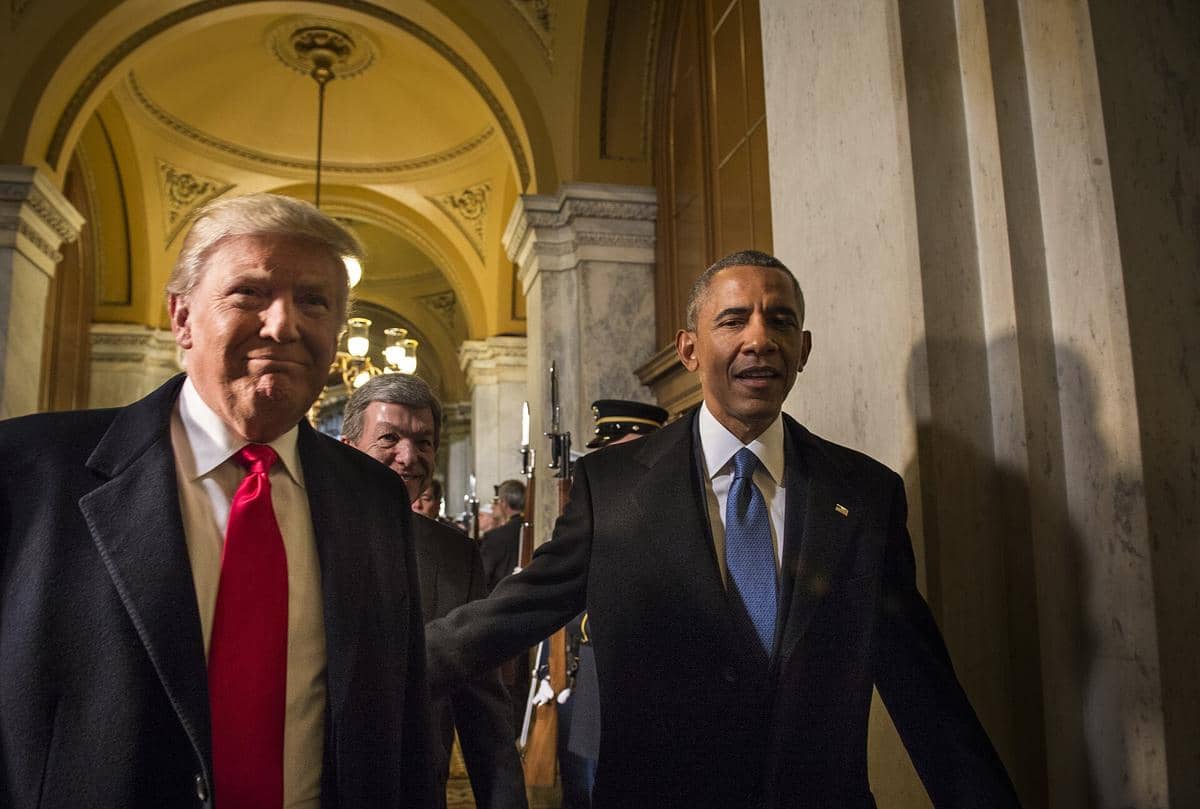 Barack Obama sedang menghadiri pelantikan Donald Trump. 