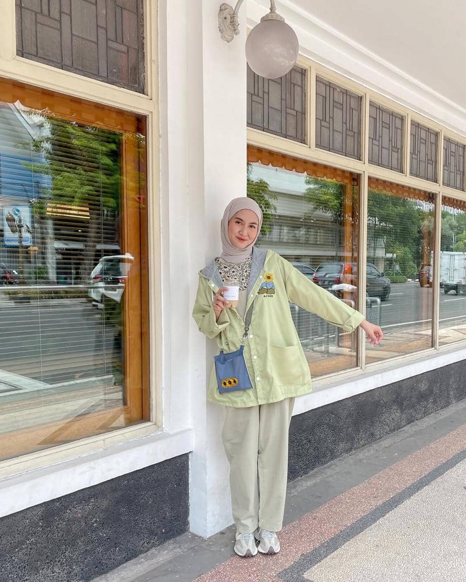 OOTD Atasan Jaket ala Inas Rana