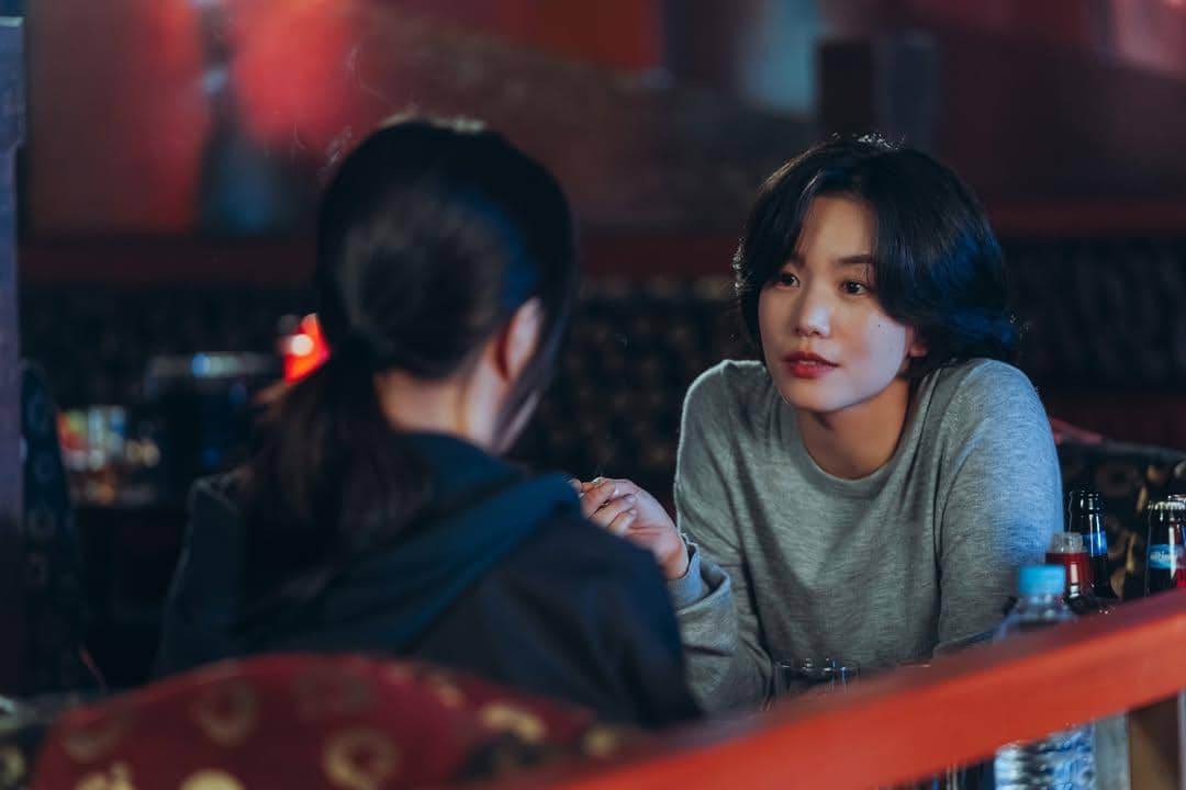 Kim Hee Ju (Park Bo Young) dan Cha Yu Jin (Lee Seol) dalam drakor Gold Land 