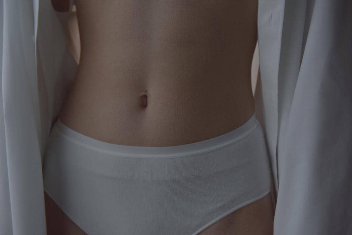 ilustrasi celana dalam briefs
