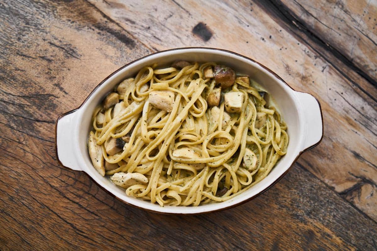 ilustrasi membuat chicken noodles casserole