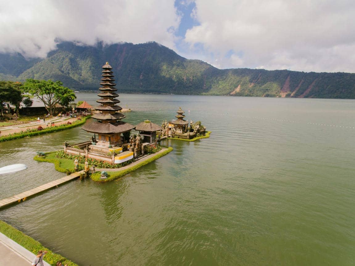 ilustrasi Danau Beratan dan Pura Ulun Danu Beratan (pexels.com/Mikhail Nilov)