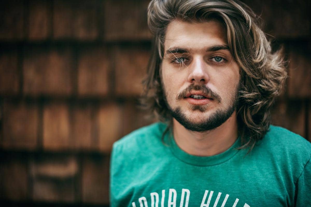 ilustrasi gaya rambut Medium Length Layered Cut (pexels.com/Tim Mossholder)