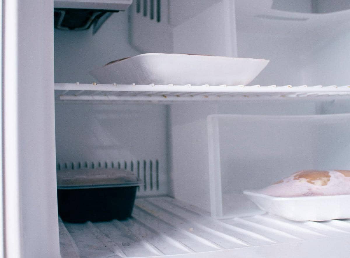 Potret menyimpan daging sapi di dalam freezer 