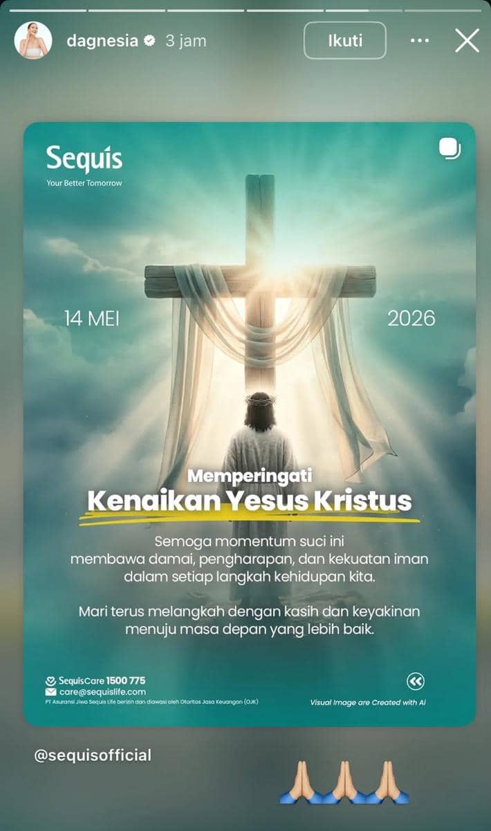 Ucapan peringatan Kenaikan Yesus Kristus 2026 dengan gambar salib bercahaya dan sosok berdoa di bawah langit biru yang cerah.