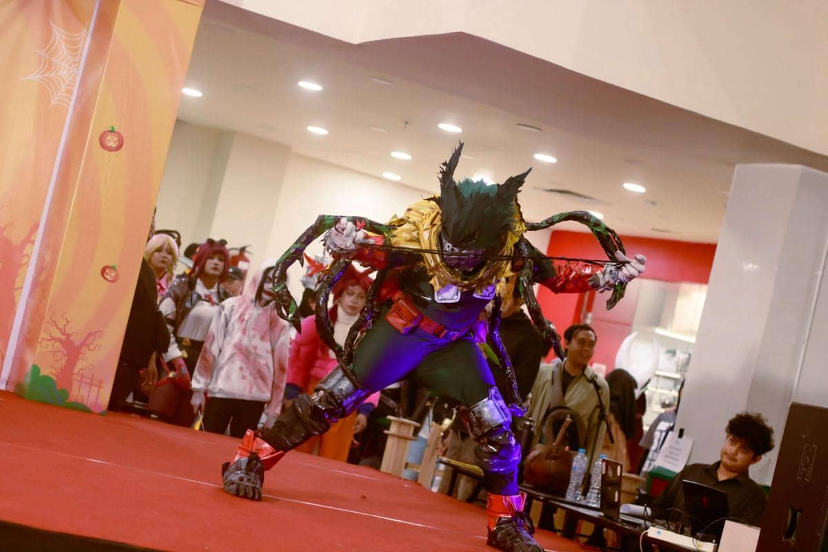 Peserta lomba cosplay mengenakan kostum karakter monster dengan detail warna mencolok di acara Trick or Treat oleh Sougen Creative Management.