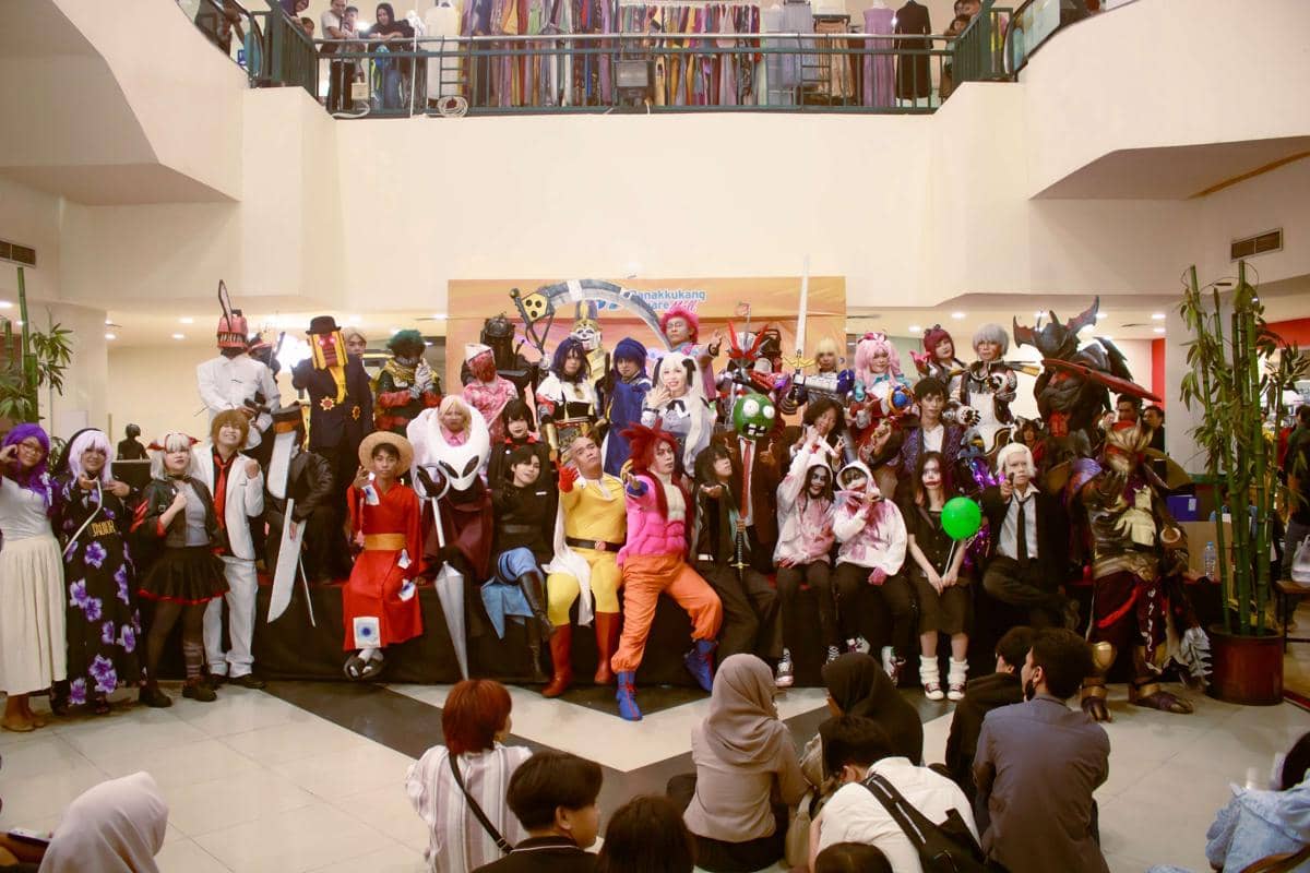 Sekelompok cosplayer berpose bersama di acara Trick or Treat yang diselenggarakan oleh Sougen Creative Management pada November 2025.