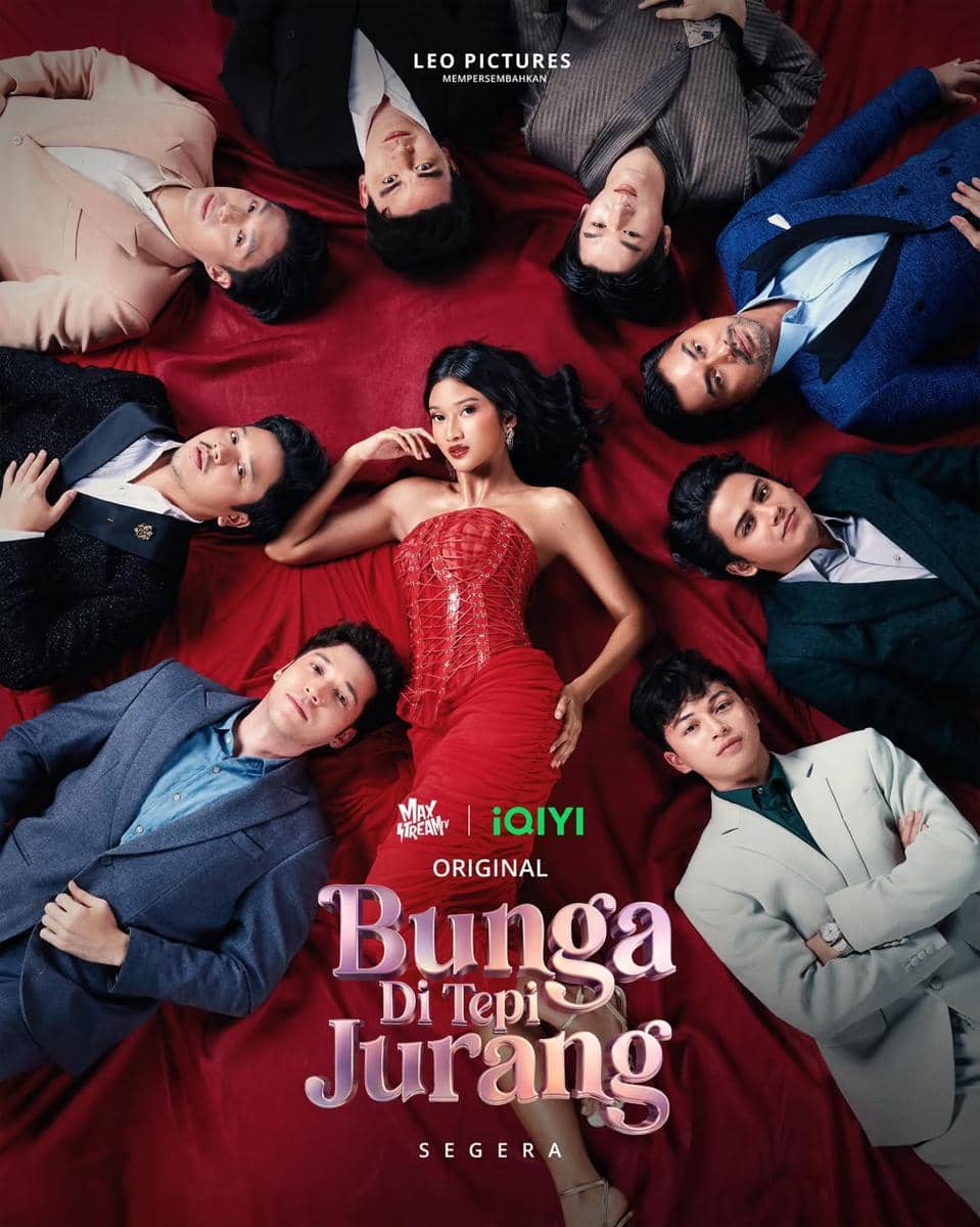 Poster serial Bunga di Tepi Jurang menampilkan seorang wanita bergaun merah dikelilingi beberapa pria berpakaian formal di atas kain merah.