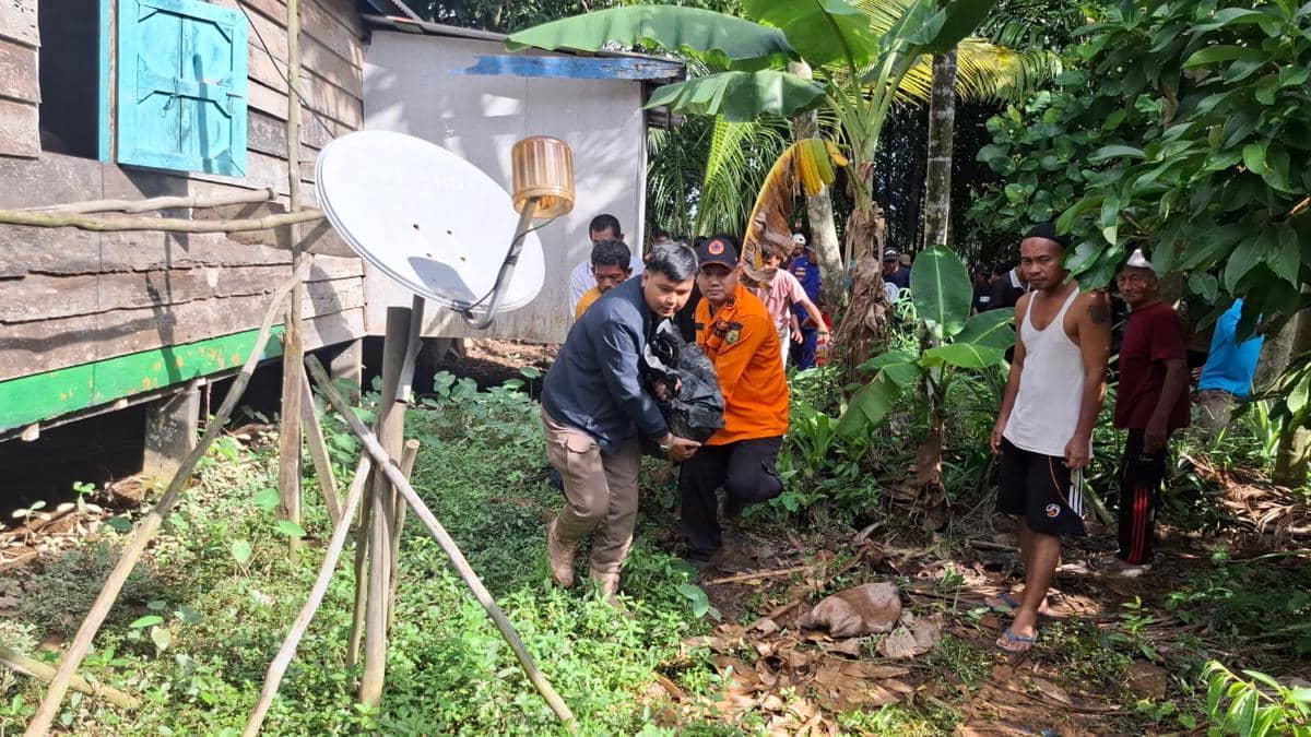 Tim BPBD Muba saat mengevakuasi korban diserang buaya.