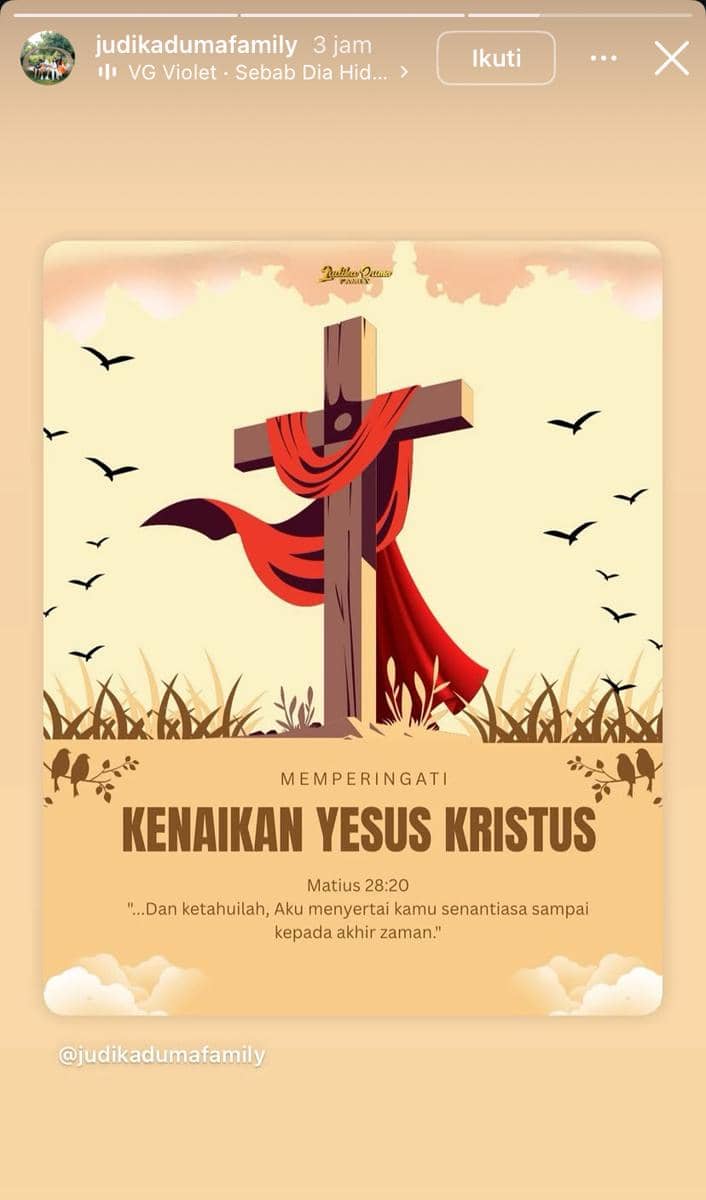 Ilustrasi salib dengan kain merah dan latar langit cerah untuk memperingati Kenaikan Yesus Kristus, disertai kutipan dari Matius 28:20.