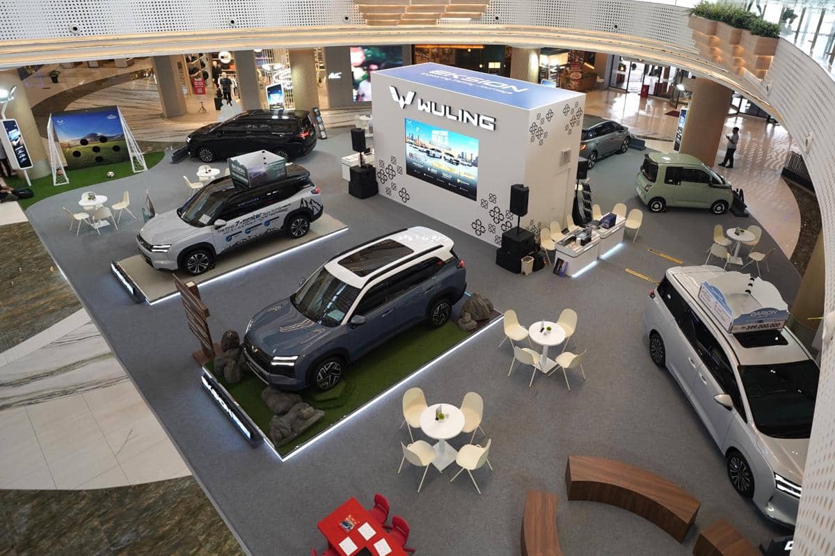 Beberapa mobil Wuling dipamerkan di area pameran dalam mal di Bekasi dengan stan utama bertuliskan Wuling Eksion dan area duduk pengunjung.