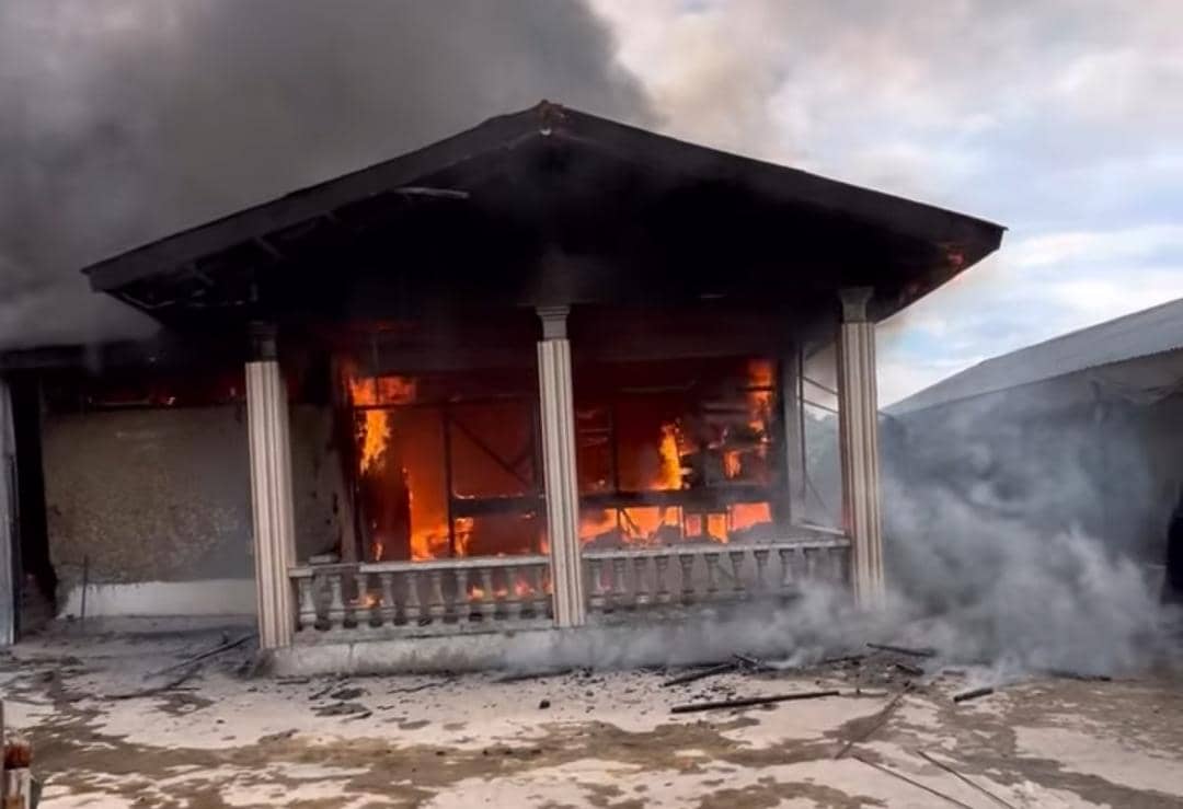 Bangunan Panti Asuhan Katolik Guardian Holy Angel di Kupang terbakar hebat dengan api besar dan asap tebal membubung tinggi.