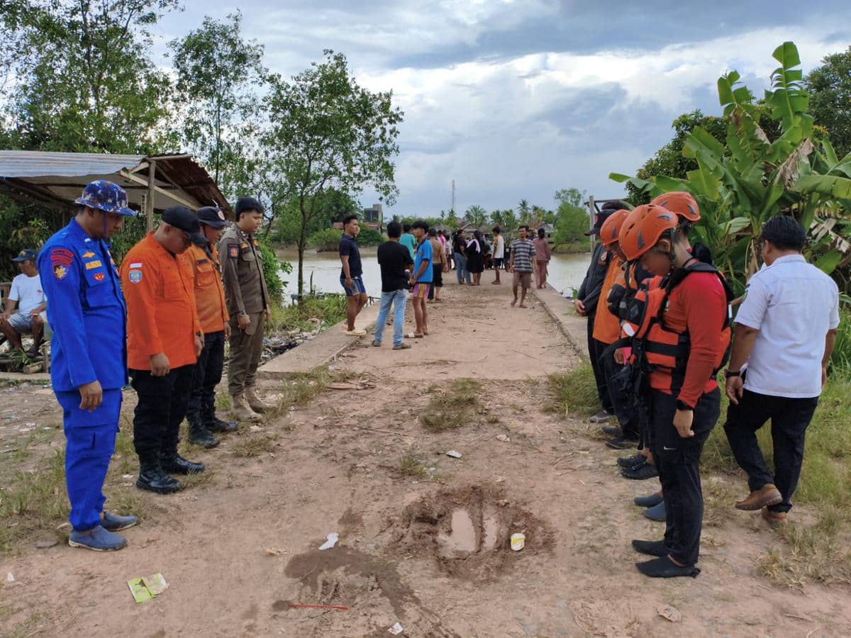 Tim BPBD Muba saat mengevakuasi korban diserang buaya.