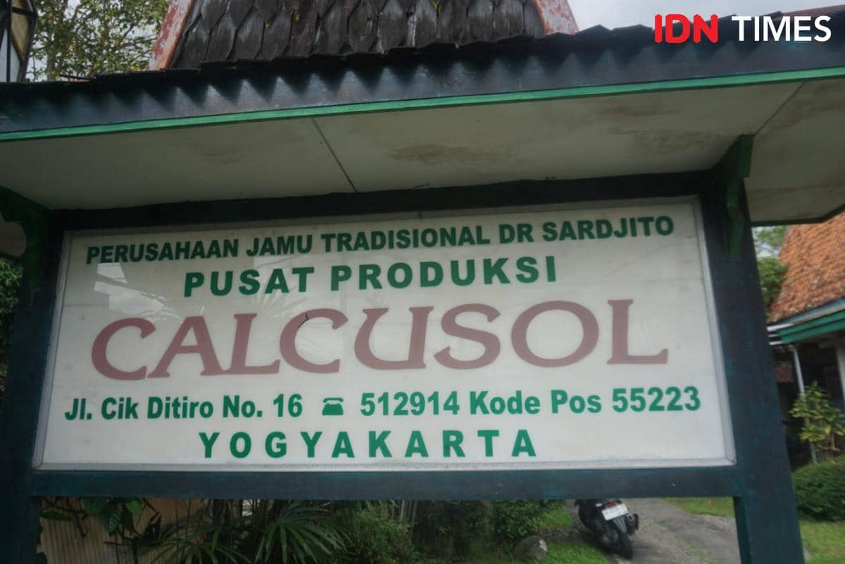 Papan nama Pusat Produksi Calcusol milik Perusahaan Jamu Tradisional Dr. Sardjito di Jalan Cik Ditiro No. 16, Yogyakarta.
