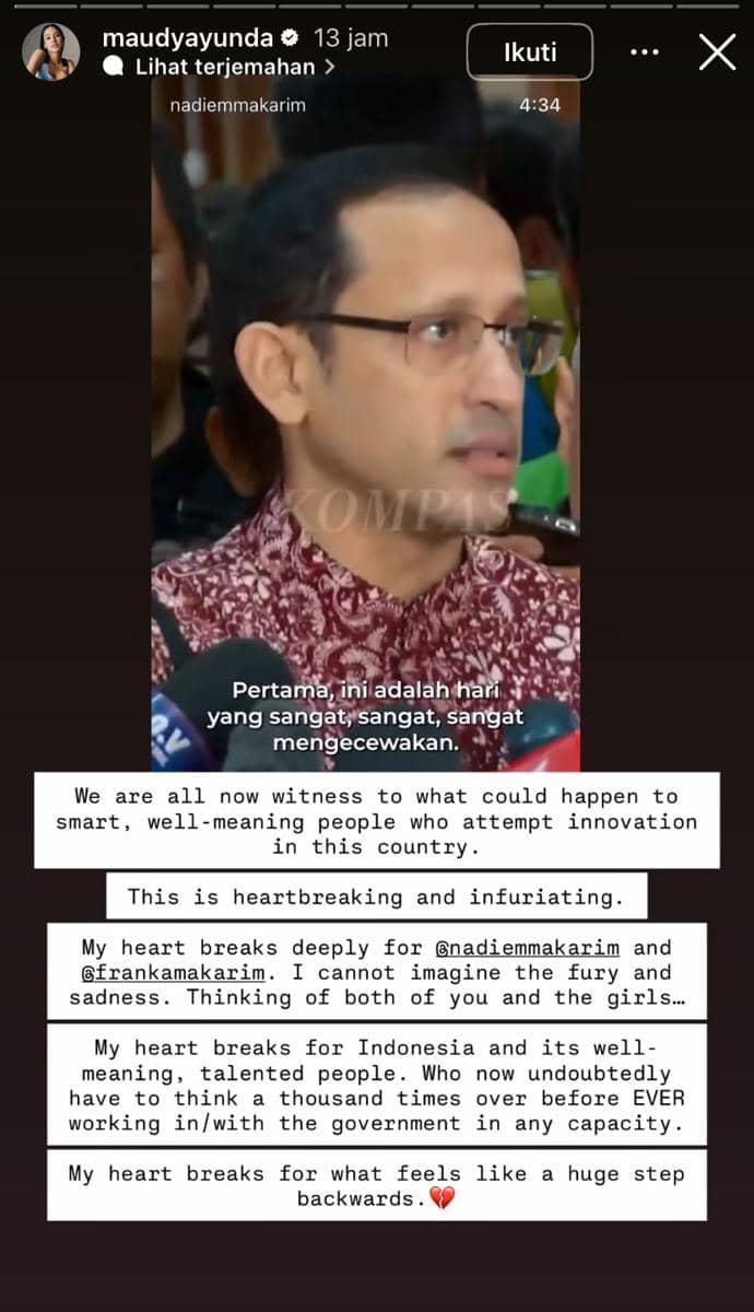 Seorang pria mengenakan batik merah berbicara di depan mikrofon dengan teks terjemahan di layar, dibagikan ulang di Instagram Story Maudy Ayunda.