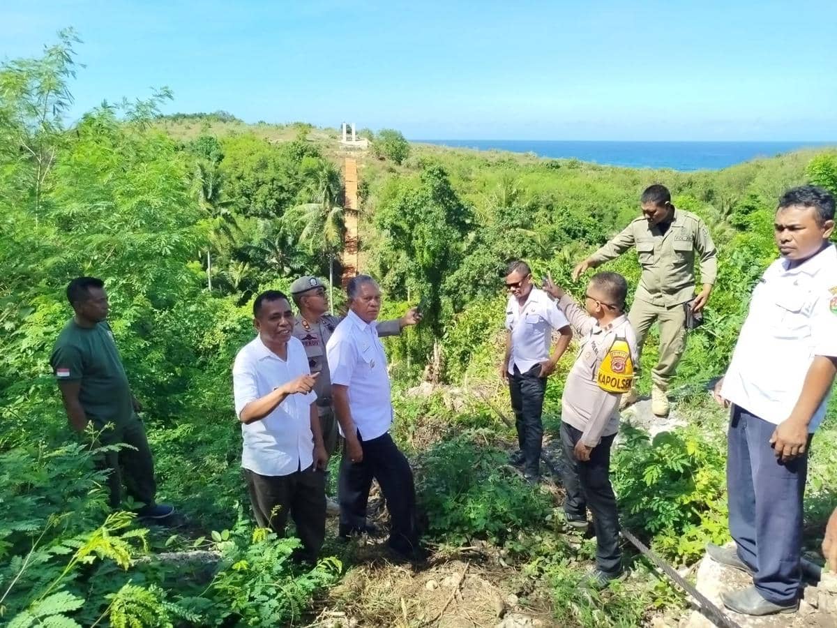 Wakil Bupati Sumba Barat bersama aparat kepolisian dan petugas meninjau lokasi proyek jembatan gantung yang roboh di kawasan hotel Sumba Barat.