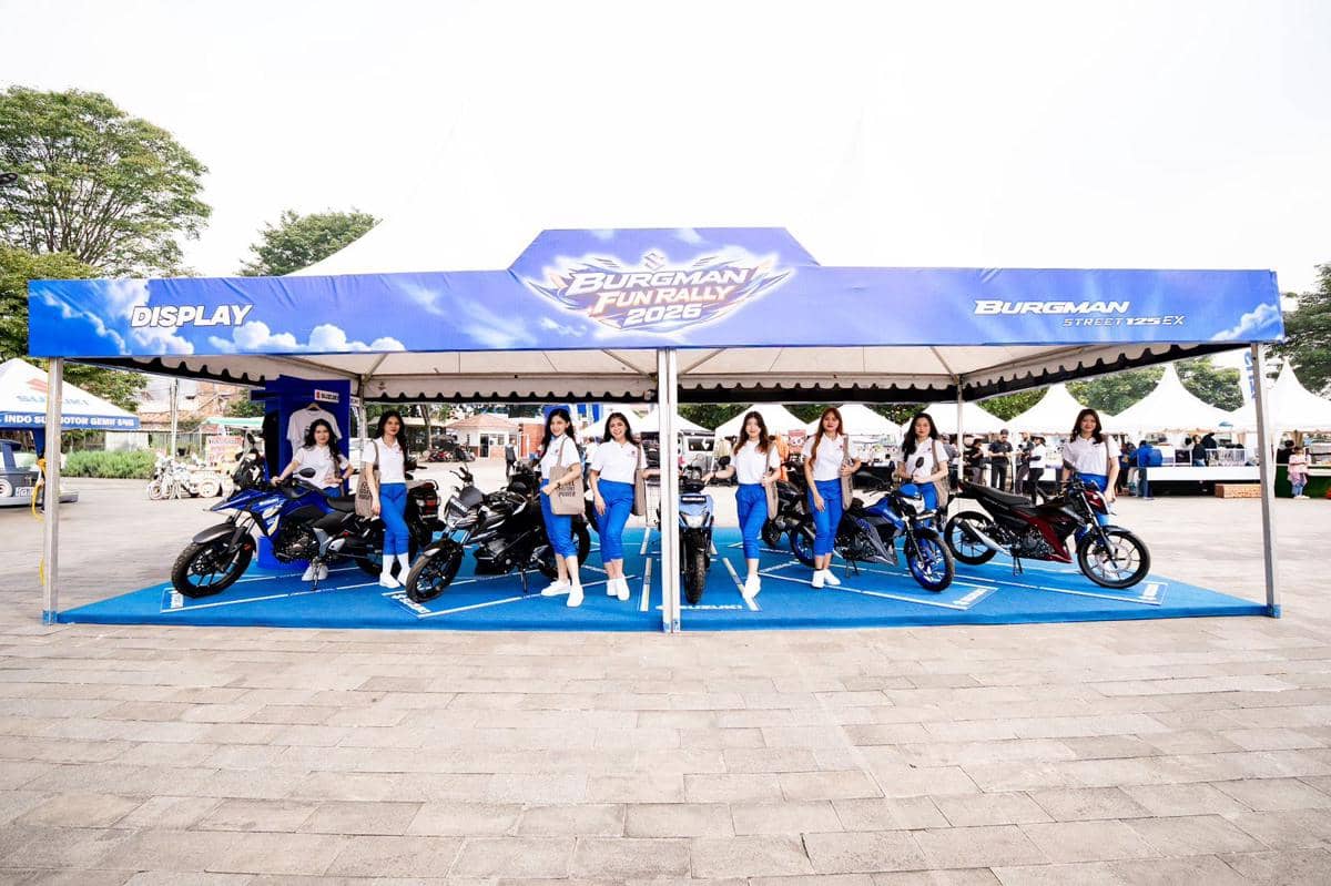 Beberapa model motor Suzuki dipamerkan di bawah tenda biru bertuliskan Burgman Fun Rally 2026 dengan sejumlah model berdiri di samping motor.