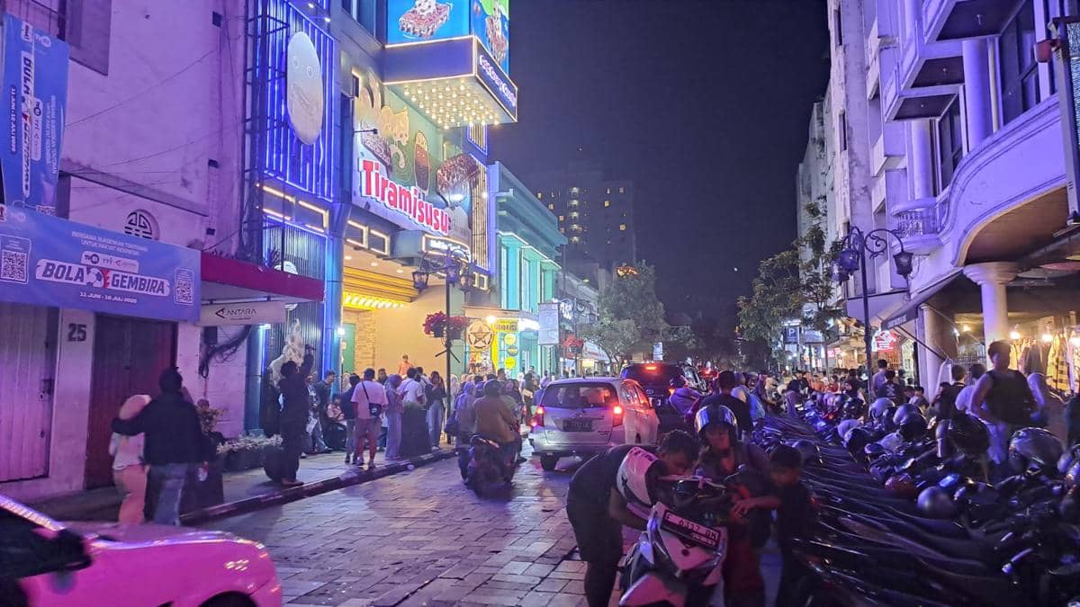 Suasana Jalan Braga Ramai Wisatawan saat Long Weekend Mei 2026