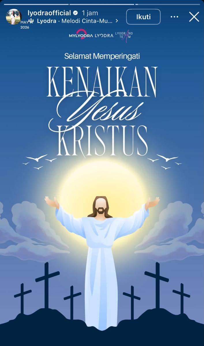 Ilustrasi Yesus Kristus dengan tangan terangkat di langit biru bercahaya, dikelilingi awan dan salib untuk memperingati Kenaikan Yesus Kristus.