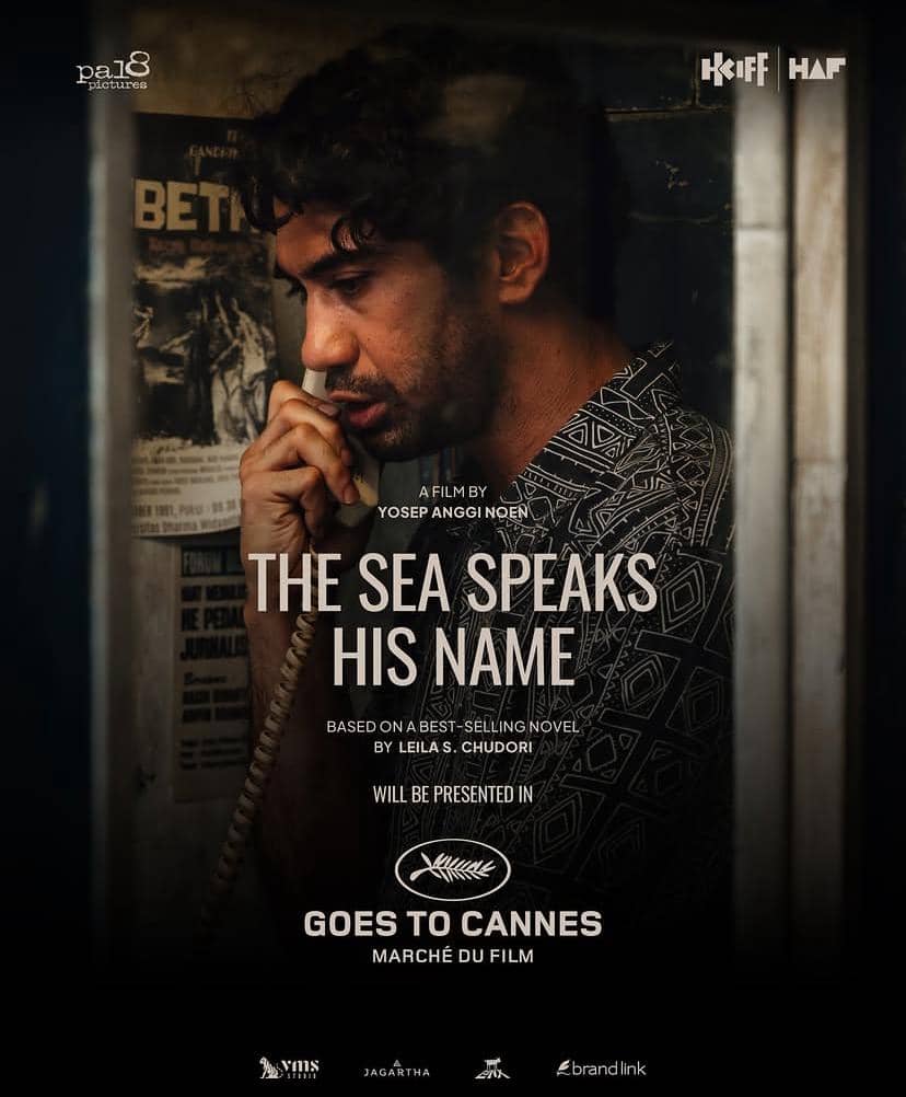 Poster film Laut Bercerita menampilkan seorang pria sedang berbicara di telepon dengan ekspresi serius, disertai teks judul dan informasi film.