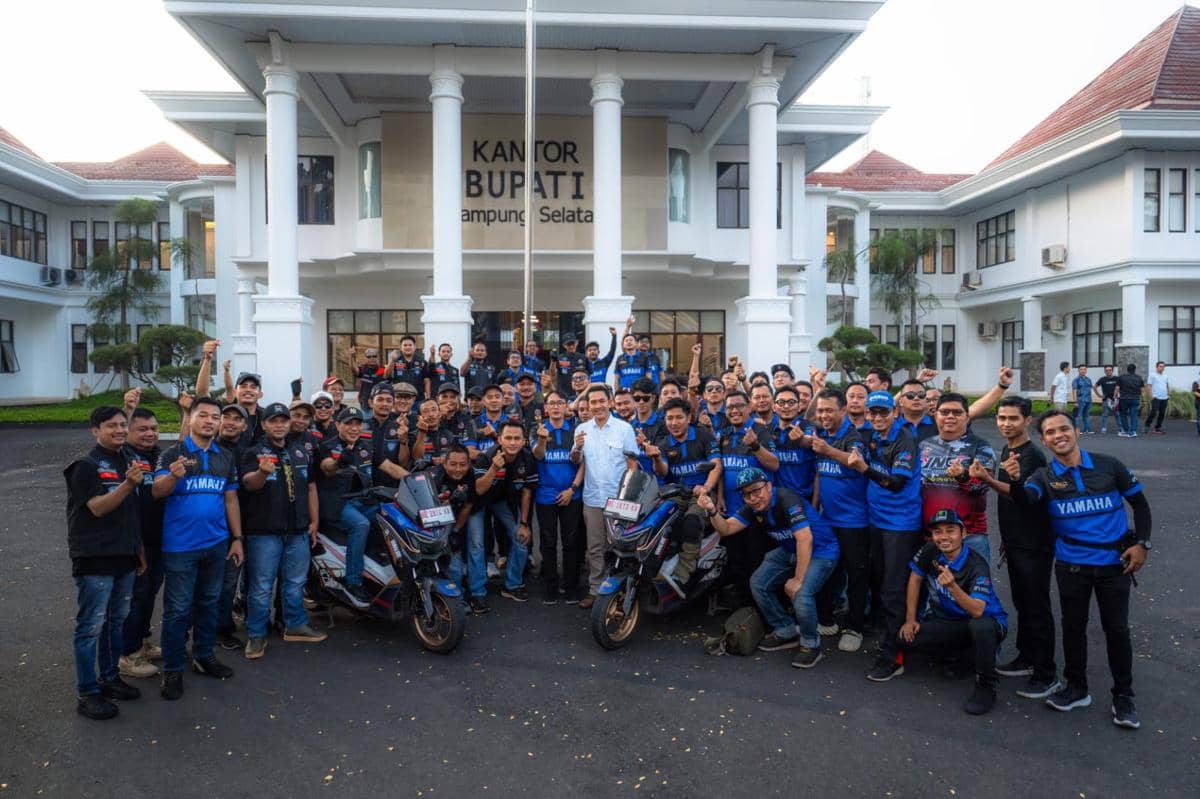 Komunitas Yamaha berkumpul di depan Kantor Bupati Lampung Selatan dengan sejumlah motor dan mengenakan seragam biru serta hitam.
